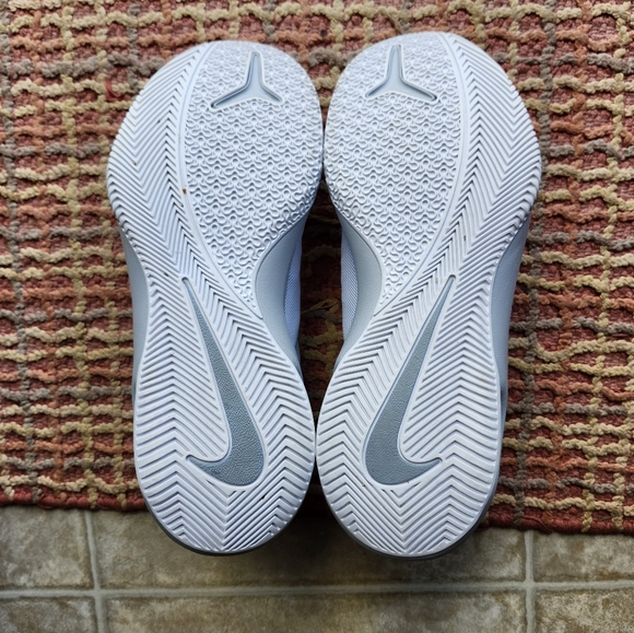 Women's size 7 Nike basketball shoe - Picture 3 of 3